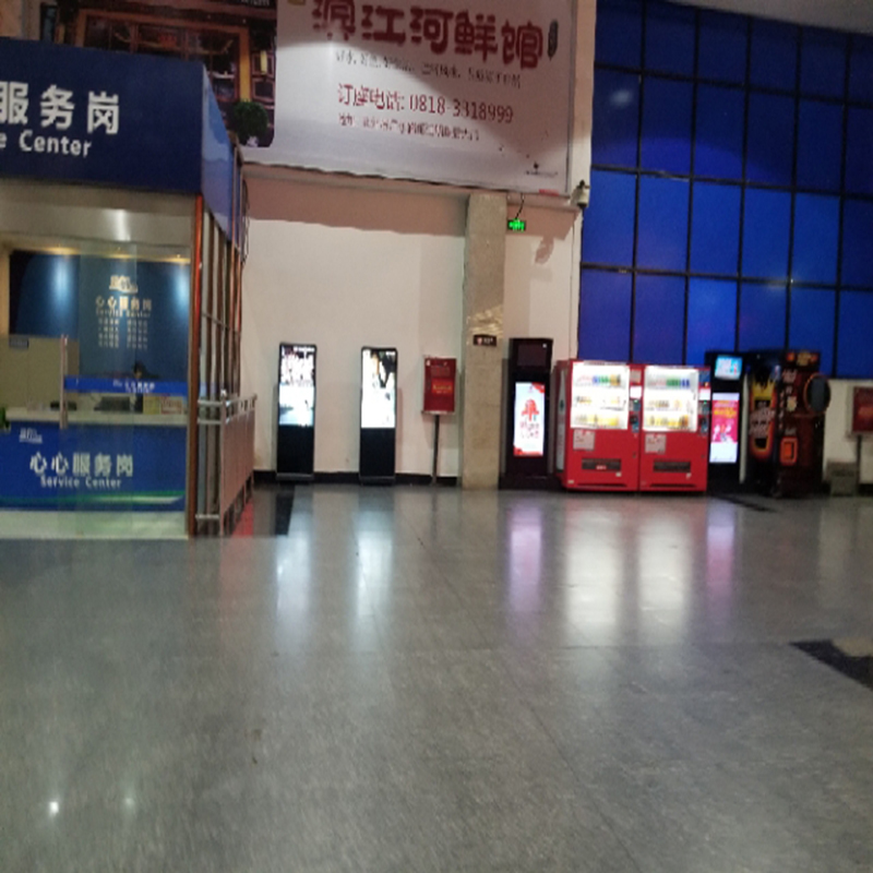 信特安49寸立式广告机入驻四川达州火车站